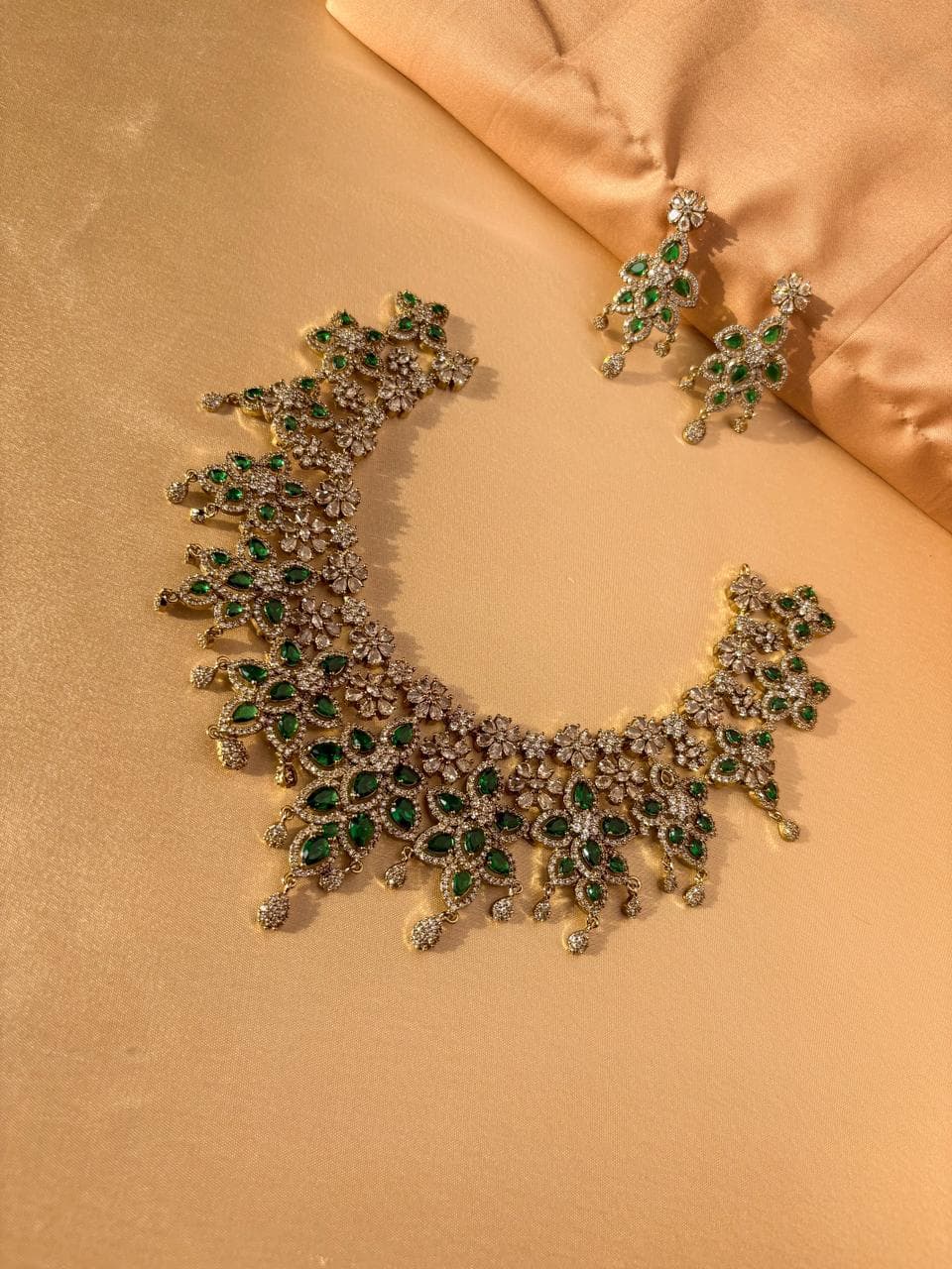 Royal Antique Emerald Green Choker
